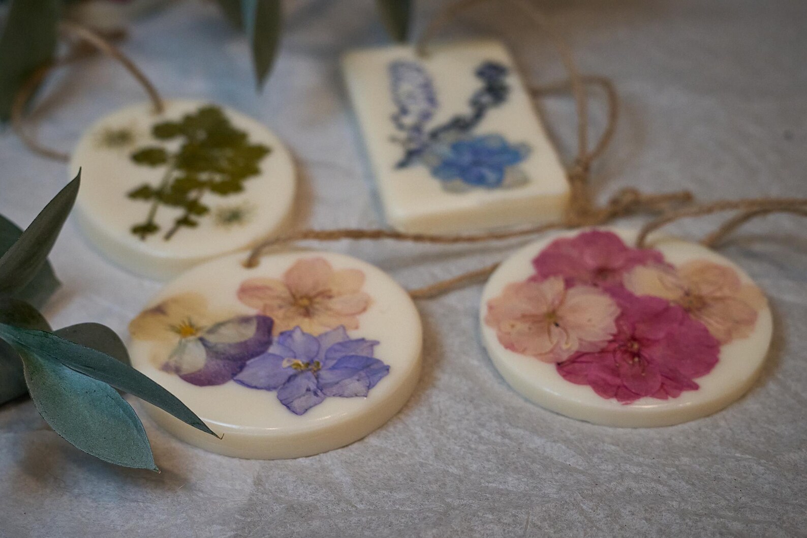 Natural Beeswax Wax Sachet with Pressed Flowers 3